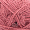 Drops Nord, un doux mélange de laine péruvienne et d'alpaga.  De calibre Sport, cette fibre se tricote avec une aiguille 3 mm.  Coloris Vieux-Rose, un rosé tirant sur le beige.