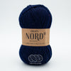 Drops Nord, un doux mélange de laine péruvienne et d'alpaga.  De calibre Sport, cette fibre se tricote avec une aiguille 3 mm.  Coloris Bleu Marin, un bleu foncé profond.
