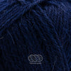 Drops Nord, un doux mélange de laine péruvienne et d'alpaga.  De calibre Sport, cette fibre se tricote avec une aiguille 3 mm.  Coloris Bleu Marin, un bleu foncé profond.