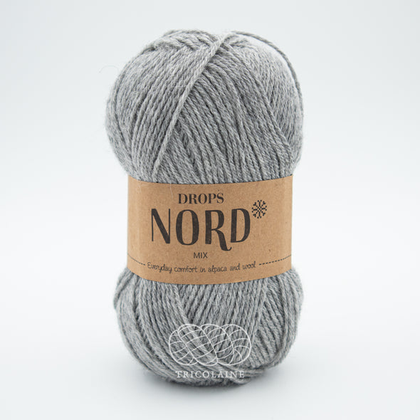 Drops Nord, un doux mélange de laine péruvienne et d'alpaga.  De calibre Sport, cette fibre se tricote avec une aiguille 3 mm.  Coloris Gris Clair, un gris plus pâle qui a des variations subtiles dans ses teintes.