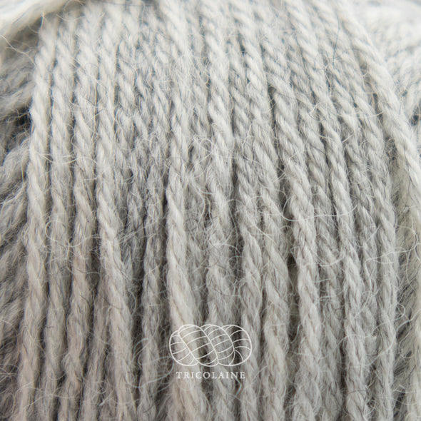 Drops Nord, un doux mélange de laine péruvienne et d'alpaga.  De calibre Sport, cette fibre se tricote avec une aiguille 3 mm.  Coloris Gris Perle, un gris pâle mix, donc avec de légères variations de teintes dans le même brin.