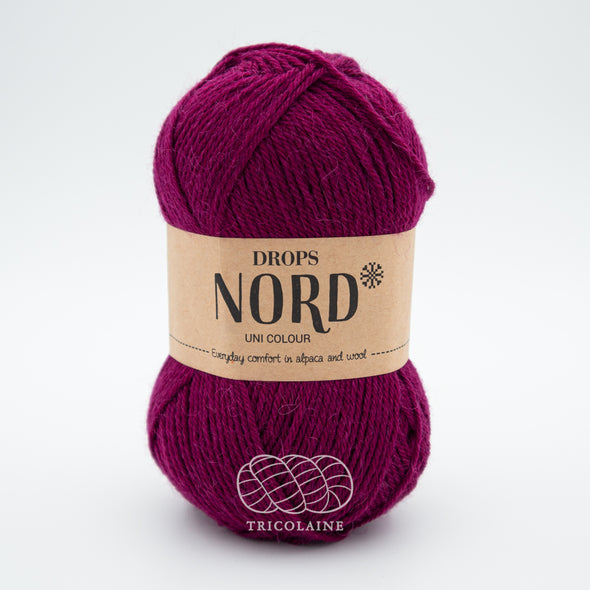 Drops Nord, un doux mélange de laine péruvienne et d'alpaga.  De calibre Sport, cette fibre se tricote avec une aiguille 3 mm.  Coloris Prune, un beau mauve violacé.