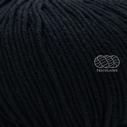 Merino 120 de Lang Yarns, une laine de mérinos fine, extradouce et traitée supewash. De calibre DK, elle se tricote avec des aiguilles 3.5 à 4 mm. Coloris Black, donc noir.
