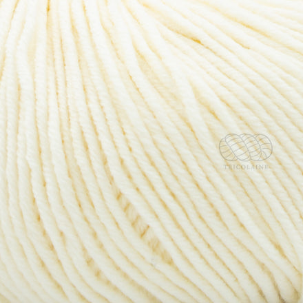 Merino 120 de Lang Yarns, une laine de mérinos fine, extradouce et traitée supewash. De calibre DK, elle se tricote avec des aiguilles 3.5 à 4 mm. Coloris Champagne, un blanc cassé ou ivoire.