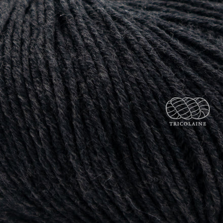Merino 120 de Lang Yarns, une laine de mérinos fine, extradouce et traitée supewash. De calibre DK, elle se tricote avec des aiguilles 3.5 à 4 mm. Coloris Charcoal, un gris très foncé.