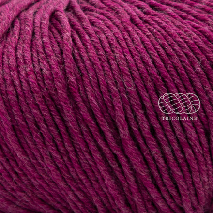 Merino 120 de Lang Yarns, une laine de mérinos fine, extradouce et traitée supewash. De calibre DK, elle se tricote avec des aiguilles 3.5 à 4 mm. Coloris Cranberry, canneberge, un rose mauve assez vif.