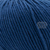 Merino 120 de Lang Yarns, une laine de mérinos fine, extradouce et traitée supewash.  De calibre DK, elle se tricote avec des aiguilles 3.5 à 4 mm.  Coloris Deep Blue, un bleu royal assez foncé.