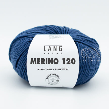 Merino 120 de Lang Yarns, une laine de mérinos fine, extradouce et traitée supewash.  De calibre DK, elle se tricote avec des aiguilles 3.5 à 4 mm.  Coloris Deep Blue, un bleu royal assez foncé.