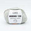 Merino 120 de Lang Yarns, une laine de mérinos fine, extradouce et traitée supewash. De calibre DK, elle se tricote avec des aiguilles 3.5 à 4 mm. Coloris Grey Cloud, un gris pâle.