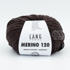 Merino 120 de Lang Yarns, une laine de mérinos fine, extradouce et traitée supewash. De calibre DK, elle se tricote avec des aiguilles 3.5 à 4 mm. Coloris Ground Coffee ou café moulu, un brun foncé.