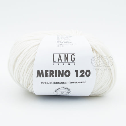 Merino 120 de Lang Yarns, une laine de mérinos fine, extradouce et traitée supewash. De calibre DK, elle se tricote avec des aiguilles 3.5 à 4 mm. Coloris Heavenly Cloud, un blanc cassé, le coloris le plus près du blanc de la collection.