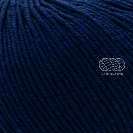 Merino 120 de Lang Yarns, une laine de mérinos fine, extradouce et traitée supewash.  De calibre DK, elle se tricote avec des aiguilles 3.5 à 4 mm.  Coloris Mystery Ocean, un bleu très foncé qu'on pourrait qualifier de Bleu Marin.