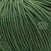 Merino 120 de Lang Yarns, une laine de mérinos fine, extradouce et traitée supewash. De calibre DK, elle se tricote avec des aiguilles 3.5 à 4 mm. Coloris Olive, un vert olive.