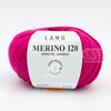 Merino 120 de Lang Yarns, une laine de mérinos fine, extradouce et traitée supewash. De calibre DK, elle se tricote avec des aiguilles 3.5 à 4 mm. Coloris Pop Sicle, un rose vif et dynamique, très fillette.
