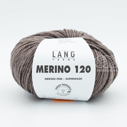 Merino 120 de Lang Yarns, une laine de mérinos fine, extradouce et traitée supewash. De calibre DK, elle se tricote avec des aiguilles 3.5 à 4 mm. Coloris Winter Fog, un brun gris moyen.