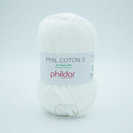Phil Coton 3 de la compagnie Phildar, coloris Blanc.  Un blanc pur, sans jaune à l’intérieur. Fil de coton mercerisé parfait pour les amigurumis, les vêtements d'été et les châles légers. Se tricote avec aiguille ou crochet 3 mm.