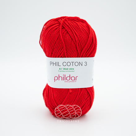 Phil Coton 3 de la compagnie Phildar, coloris Cerise. Un rouge vif, couleur du Père-Noël. Fil de coton mercerisé parfait pour les amigurumis, les vêtements d'été et les châles légers. Se tricote avec aiguille ou crochet 3 mm.
