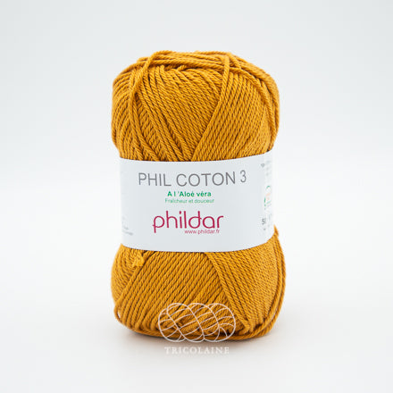 Phil Coton 3 de la compagnie Phildar, coloris Gold. Un jaune moutarde ocre, très 1970. Fil de coton mercerisé parfait pour les amigurumis, les vêtements d'été et les châles légers. Se tricote avec aiguille ou crochet 3 mm.