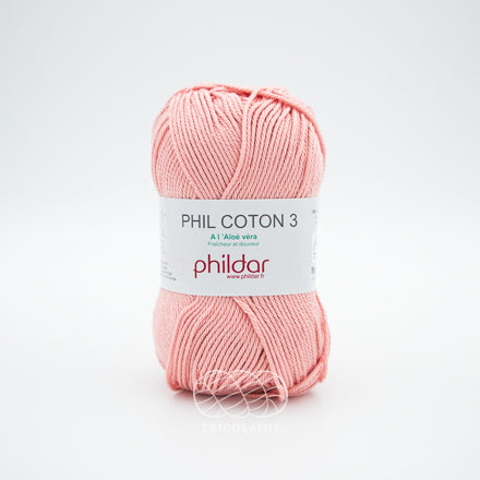 Phil Coton 3 de la compagnie Phildar, coloris Rose Saumon.  Un rosé avec touches d’orangé, corail pâle. Fil de coton mercerisé parfait pour les amigurumis, les vêtements d'été et les châles légers. Se tricote avec aiguille ou crochet 3 mm.