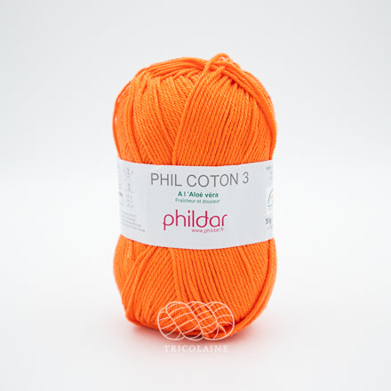 Phil Coton 3 de la compagnie Phildar, coloris Vitamine. Un orangé vivant. Fil de coton mercerisé parfait pour les amigurumis, les vêtements d'été et les châles légers. Se tricote avec aiguille ou crochet 3 mm.