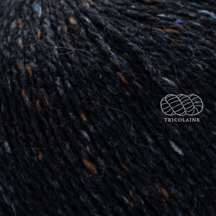 Rowan Felted Tweed, une fibre de calibre DK constituée de laine, alpaga et viscose avec effet tweed. Coloris Black, un noir tweedé.