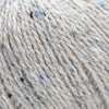 Rowan Felted Tweed, une fibre de calibre DK constituée de laine, alpaga et viscose avec effet tweed. Coloris Clay, un gris greige très pâle.