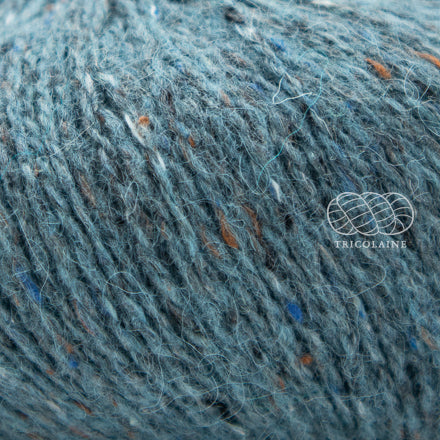 Rowan Felted Tweed, une fibre de calibre DK constituée de laine, alpaga et viscose avec effet tweed.  Coloris Delft, ou rappelant un amande ou un turquoise grisâtre.