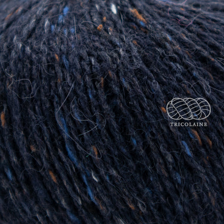 Rowan Felted Tweed, une fibre de calibre DK constituée de laine, alpaga et viscose avec effet tweed.  Coloris Seafarer, un bleu marin très foncé.