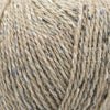 Rowan Felted Tweed, une fibre de calibre DK constituée de laine, alpaga et viscose avec effet tweed. Coloris Stone, un beige gris doux très pâle.
