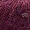 Rowan Felted Tweed, une fibre de calibre DK constituée de laine, alpaga et viscose avec effet tweed. Coloris Tawny, un bordeaux entre brun et rouge vin.
