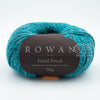 Rowan Felted Tweed, une fibre de calibre DK constituée de laine, alpaga et viscose avec effet tweed.  Coloris Watery, un turquoise éclatant.