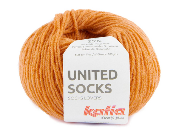 Katia United Socks, une laine à bas de calibre Fingering en petite quantité pour réaliser vos chaussettes colorés!  Coloris Orangé pastel, un orange doux, peu vif.