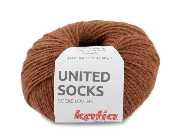 Katia United Socks, une laine à bas de calibre Fingering en petite quantité pour réaliser vos chaussettes colorés!  Coloris Rouille, un beau brun orangé cuivré.