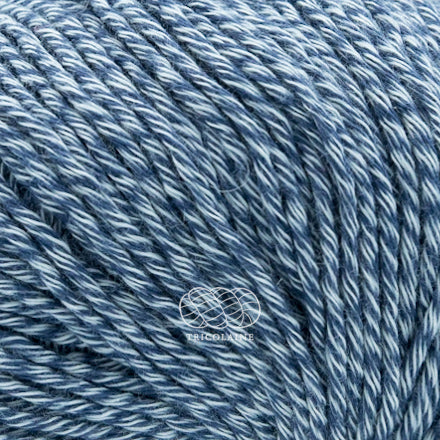 Phildar Phil Océan, un magnifique fil d'été composé de coton et de polyester recyclé.  De calibre Fingering.   Coloris Marine, un bleu foncé avec un chiné blanc.