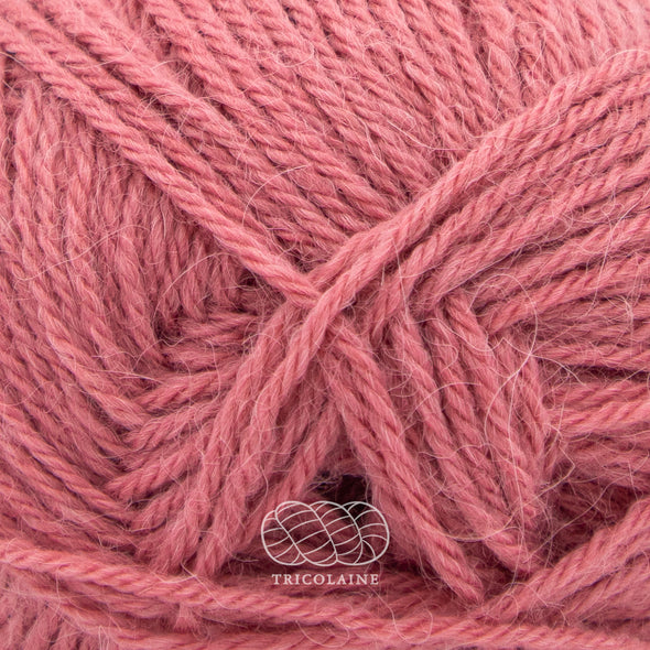 Drops Nord, un doux mélange de laine péruvienne et d'alpaga.  De calibre Sport, cette fibre se tricote avec une aiguille 3 mm.  Coloris Vieux-Rose, un rosé tirant sur le beige.