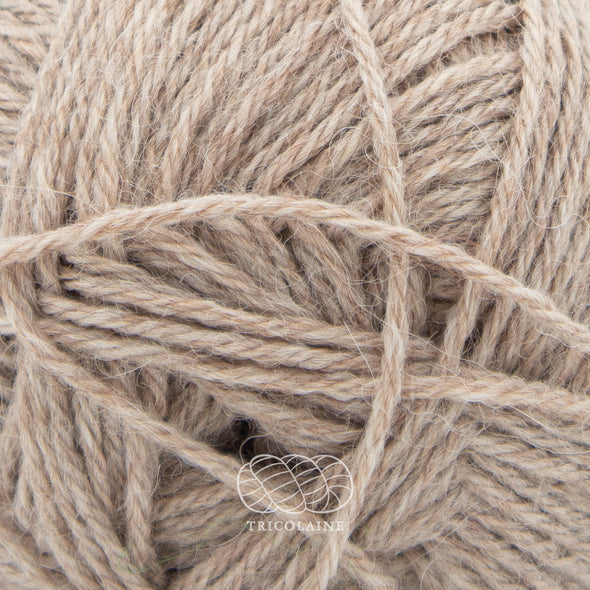 Drops Nord, un doux mélange de laine péruvienne et d'alpaga.  De calibre Sport, cette fibre se tricote avec une aiguille 3 mm.  Coloris Beige Clair, une teinte moyenne qu'on pourrait aussi appeler Oatmeal ou Avoine.