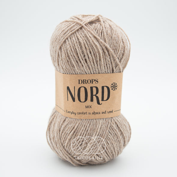 Drops Nord, un doux mélange de laine péruvienne et d'alpaga.  De calibre Sport, cette fibre se tricote avec une aiguille 3 mm.  Coloris Beige Clair, une teinte moyenne qu'on pourrait aussi appeler Oatmeal ou Avoine.