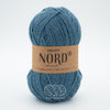 Drops Nord, un doux mélange de laine péruvienne et d'alpaga.  De calibre Sport, cette fibre se tricote avec une aiguille 3 mm.  Coloris Bleu Jeans, un bleu moyen qui rappelle le denim.