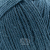 Drops Nord, un doux mélange de laine péruvienne et d'alpaga.  De calibre Sport, cette fibre se tricote avec une aiguille 3 mm.  Coloris Bleu Jeans, un bleu moyen qui rappelle le denim.