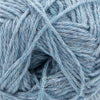 Drops Nord, un doux mélange de laine péruvienne et d'alpaga.  De calibre Sport, cette fibre se tricote avec une aiguille 3 mm.  Coloris Brouillard, un coloris qui joue avec les tonalités de bleu pâle.
