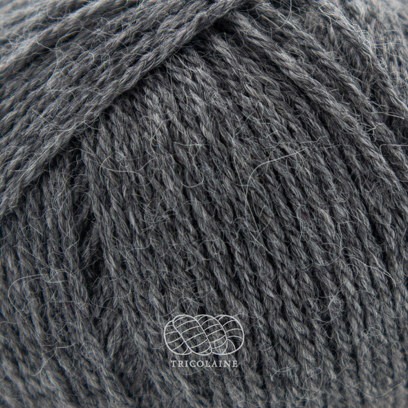 Drops Nord, un doux mélange de laine péruvienne et d'alpaga.  De calibre Sport, cette fibre se tricote avec une aiguille 3 mm.  Coloris Gris, un gris moyen mix, avec des fibres grises plus pâles dans le mélange.