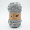 Drops Nord, un doux mélange de laine péruvienne et d'alpaga.  De calibre Sport, cette fibre se tricote avec une aiguille 3 mm.  Coloris Gris Clair, un gris plus pâle qui a des variations subtiles dans ses teintes.