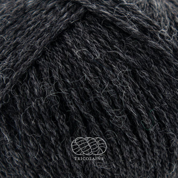 Drops Nord, un doux mélange de laine péruvienne et d'alpaga.  De calibre Sport, cette fibre se tricote avec une aiguille 3 mm.  Coloris Gris Foncé, aussi appelé Charcoal; un fond gris avec quelques brins de fibres gris pâle.