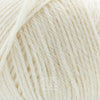 Drops Nord, un doux mélange de laine péruvienne et d'alpaga.  De calibre Sport, cette fibre se tricote avec une aiguille 3 mm.  Coloris Naturel, un écru ou off white, coquille d'oeuf.