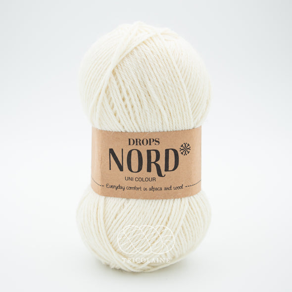 Drops Nord, un doux mélange de laine péruvienne et d'alpaga.  De calibre Sport, cette fibre se tricote avec une aiguille 3 mm.  Coloris Naturel, un écru ou off white, coquille d'oeuf.