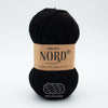 Drops Nord, un doux mélange de laine péruvienne et d'alpaga.  De calibre Sport, cette fibre se tricote avec une aiguille 3 mm.  Coloris Noir, très foncé.