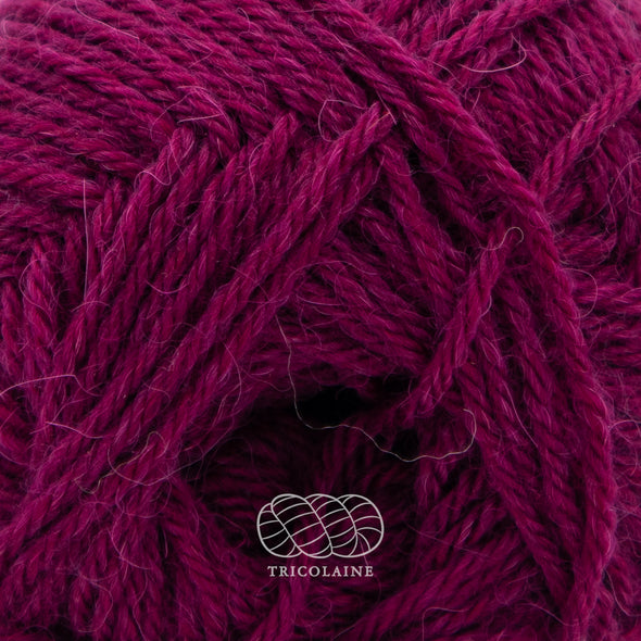 Drops Nord, un doux mélange de laine péruvienne et d'alpaga.  De calibre Sport, cette fibre se tricote avec une aiguille 3 mm.  Coloris Prune, un beau mauve violacé.