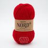 Drops Nord, un doux mélange de laine péruvienne et d'alpaga.  De calibre Sport, cette fibre se tricote avec une aiguille 3 mm.  Coloris Rouge, un beau rouge vif pompier.