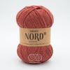 Drops Nord, un doux mélange de laine péruvienne et d'alpaga.  De calibre Sport, cette fibre se tricote avec une aiguille 3 mm.  Coloris Rouge brique, une teinte entre vieux-rose et rouge orangé.