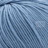 Merino 120 de Lang Yarns, une laine de mérinos fine, extradouce et traitée supewash.  De calibre DK, elle se tricote avec des aiguilles 3.5 à 4 mm.  Coloris Baby Blue, un bleu pâle, un bleu bébé qui tire légèrement sur le gris.
